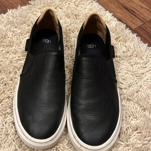 Women’s 8.5 UGG sneakers